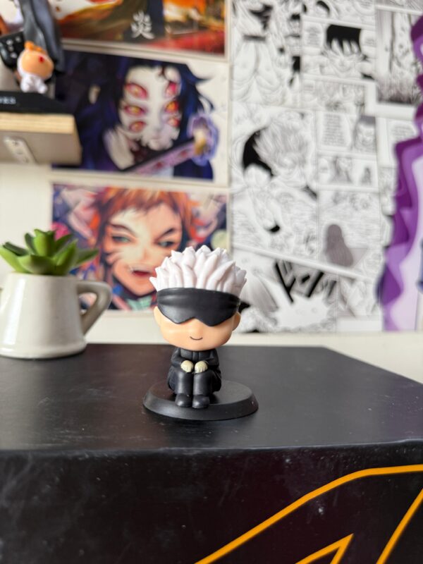 Gojo Chibi Sitting (7cm)