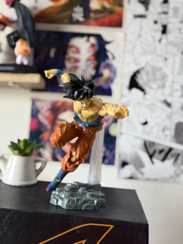 Goku On stone (22cm)